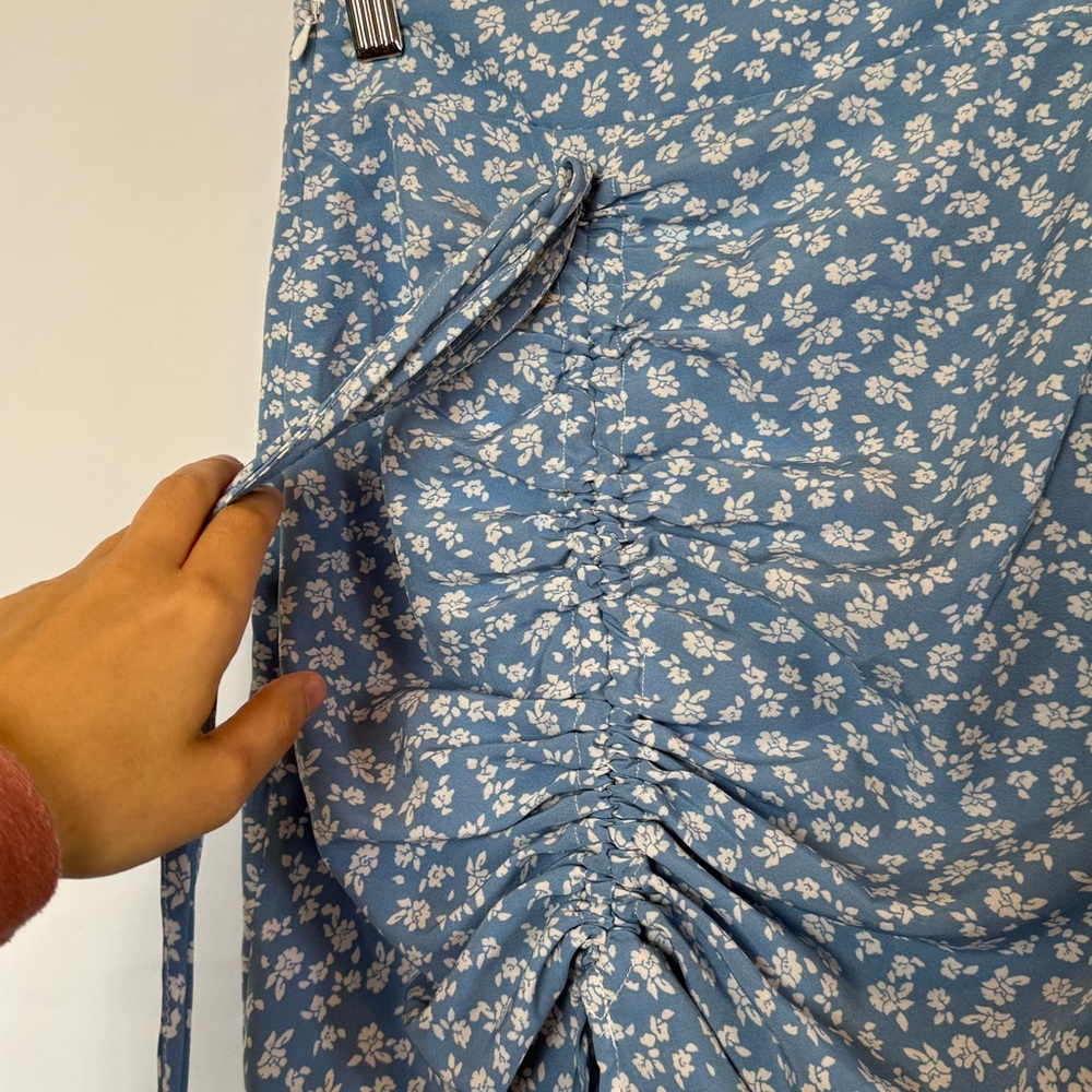 Cider Blue and White Floral Skirt with Adjustable Cinch Size Small - Picture 4 of 7